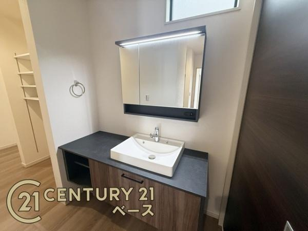 リーブルガーデン東九条町 ２号棟 ／新築一戸建の独立洗面台|■忙しい朝の身支度を快適にしてくれるゆとりのある広さです！