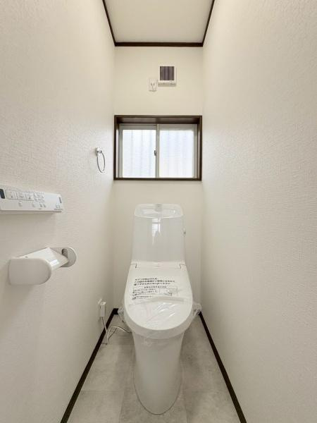大和市福田の中古一戸建のトイレ|1F、2Fともに多機能パネル付。