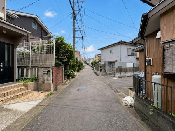 大和市福田の中古一戸建の前面道路含む現地写真|閑静な住宅地の落ち着いた住環境です。