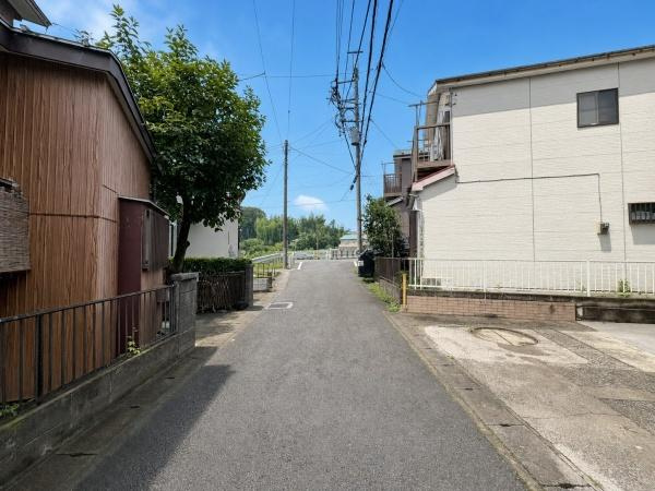 大和市福田の中古一戸建の前面道路含む現地写真|車の通りが少ない前面道路です。