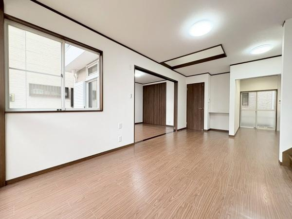 大和市福田の中古一戸建の居間・リビング|広々としたリビングは大きな窓があり自然光がたっぷり入ります。シンプルな色調で統一された空間が落ち着いた雰囲気を演出しています。