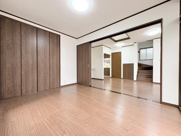 大和市福田の中古一戸建の居間・リビング|引き戸を開けるとこのように繋がるので広くお使いいただけます。