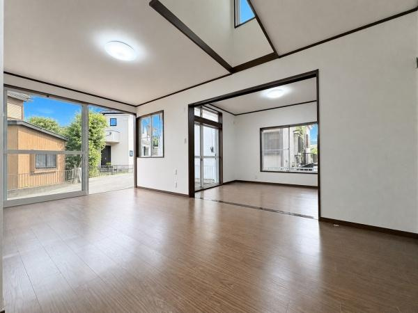 大和市福田の中古一戸建の居間・リビング|LDK約12.8帖。奥の洋室と繋げて約18.8帖としてもお使いいただけます。