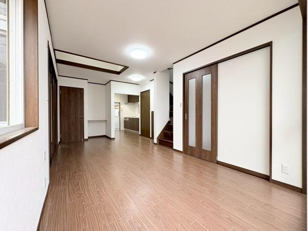 大和市福田の中古一戸建の居間・リビング|引き戸を閉めるとLDKのみ約12.8帖。