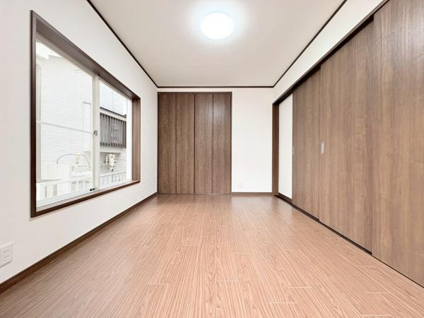大和市福田の中古一戸建の洋室|1Fリビング隣の洋室約6.0帖。引き戸を閉めればひとつのお部屋として機能します。