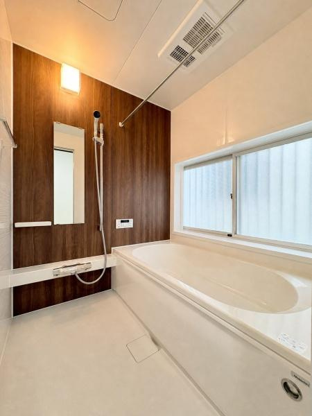 大和市福田の中古一戸建の浴室|大きな窓がある浴室でしっかりとした換気が可能です。浴室乾燥機付きです。明るさと清潔感のあるデザインが魅力です。ゆとりある浴槽でゆったりと過ごしやすい仕様です。