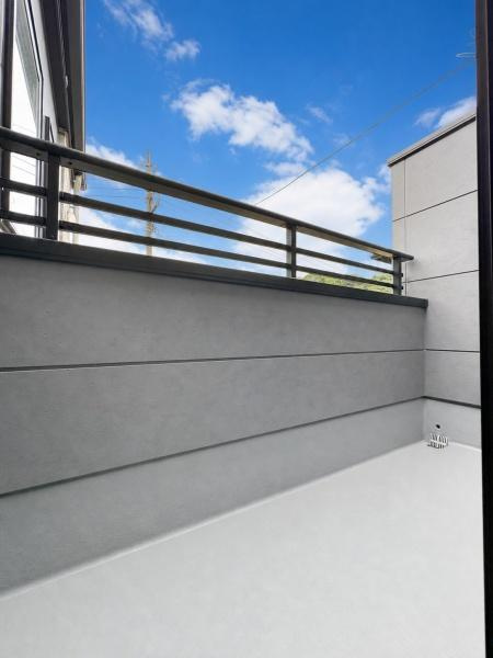 大和市上和田の新築一戸建のバルコニー|バルコニーは直線的な形状ですっきりとした印象です。窓が隣接しているため室内へも自然光が入りやすくなっています。