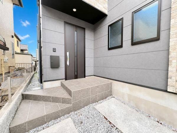 大和市上和田の新築一戸建の玄関|外から見た玄関です。
