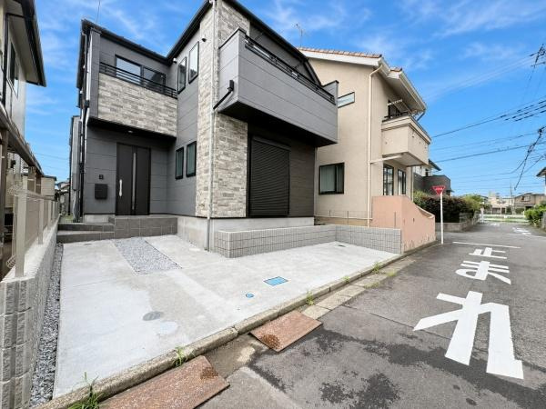 大和市上和田の新築一戸建の駐車場|2台分の駐車スペースが敷地内に確保されています。（車種によります。）前面道路からの出入りもしやすい設計です。車の駐車がしやすく日常の利用に便利です。ゆとりのあるスペースがポイントです。