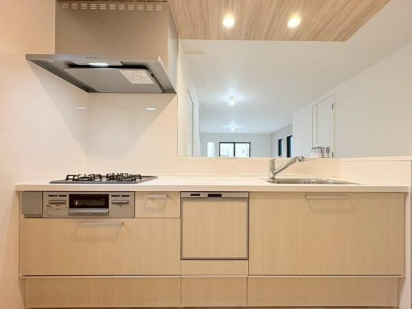 大和市上和田の新築一戸建のキッチン|広々としたキッチンが印象的です。明るい空間とシンプルなデザインが特徴となっています。開放感のあるレイアウトも魅力的です。キッチンからリビングダイニングが見渡せる設計になっています。