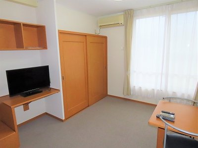 レオパレスフローリッシュの居間・リビング|2階はカーペットのお部屋です