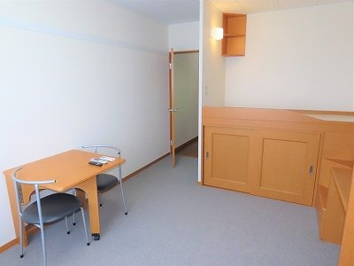 レオパレスうえだはらの居間・リビング|ハイベッドタイプのお部屋です
