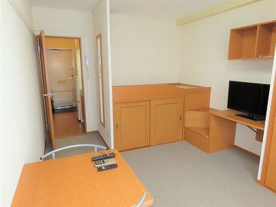 レオパレスフローリッシュの居間・リビング|ハイベッドタイプのお部屋です