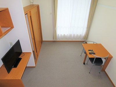 レオパレスフローリッシュの居間・リビング|ベッド上からのアングルです