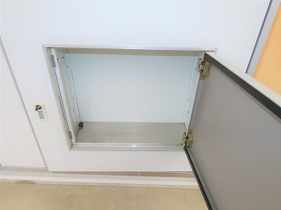 レオパレスフローリッシュの玄関|玄関扉に宅配ボックスあり