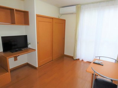 レオパレスフローリッシュの居間・リビング|カーテンやテーブル、テレビも備え付けです