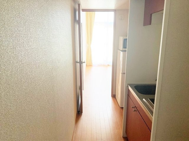 レオパレスＡｘｉｓ　Ｓａｒａの玄関|「同タイプの部屋の写真です」「現況優先」