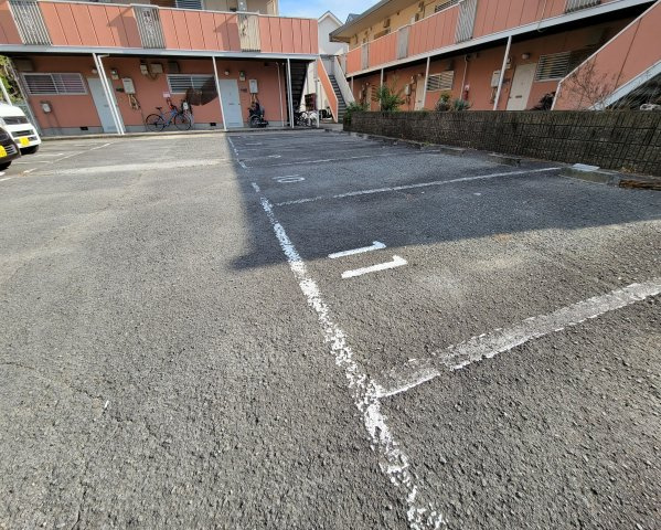 ハイツニューヒノオの駐車場