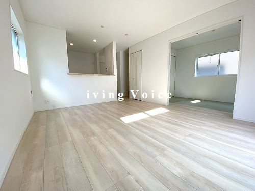 【居間・リビング】 | 【仲介手数料０円】座間市入谷西第4　新築一戸建て　3号棟　全4棟 | 座間市入谷西第4　新築一戸建て　全4棟
