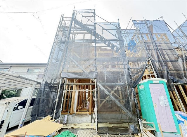 【外観】 | 志木市柏町2丁目　新築一戸建住宅　全2棟　(志木本店) | 販売現地／2026年7月9日撮影　
人気の南東向き！品揃え豊富な「いなげや志木柏町店」まで徒歩4分と近く、忙しい毎日のお買い物をサポートする立地です