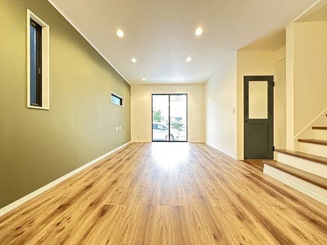 【居間・リビング】 | 志木市柏町2丁目　新築一戸建住宅　全2棟　(志木本店) | 奥行きを感じられる18帖のリビングは、家具の配置を考えるのも楽しみのひとつ。アクセントクロスが空間に彩りを添え、木の温もりを感じるフローリングが心地よい住空間を演出します。