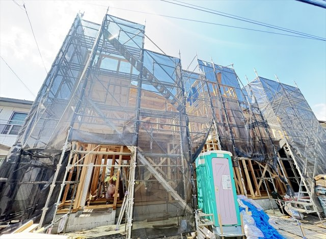 【外観】 | 志木市柏町2丁目　新築一戸建住宅　全2棟　(志木本店) | 販売現地／2026年7月6日撮影　
小学校まで徒歩4分。通学時間が短い分、交通事故や防犯上のリスクにさらされる時間も短くなる傾向があり、お子様の通学も安心便利。