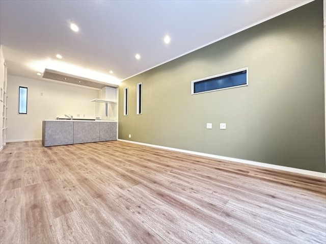 【居間・リビング】 | 志木市柏町2丁目　新築一戸建住宅　全2棟　(志木本店) | 家族が顔を合わせる機会が自然と増えるリビング階段を採用。帰宅時や外出時にもコミュニケーションが生まれやすく、家族のつながりを大切にできる住まいです。