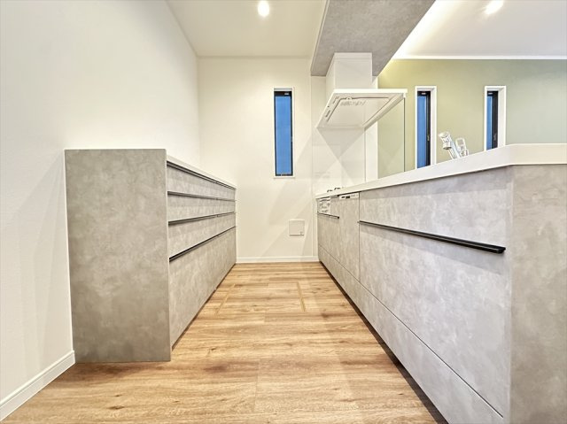 【キッチン】 | 志木市柏町2丁目　新築一戸建住宅　全2棟　(志木本店) | キッチン背面にはカップボードを設置。食器や調理家電、食品のストックなどをまとめて収納でき、作業スペースをすっきりと保ちやすいキッチンです。