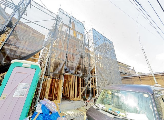【外観】 | 志木市柏町2丁目　新築一戸建住宅　全2棟　(志木本店) | 販売現地／2026年7月9日撮影　
人気の南東向き！品揃え豊富な「いなげや志木柏町店」まで徒歩4分と近く、忙しい毎日のお買い物をサポートする立地です
