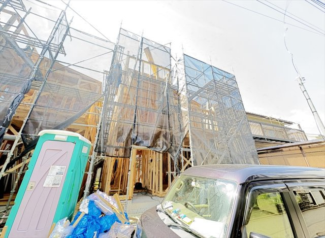【外観】 | 志木市柏町2丁目　新築一戸建住宅　全2棟　(志木本店) | 販売現地／2026年7月6日撮影　
小学校まで徒歩4分。通学時間が短い分、交通事故や防犯上のリスクにさらされる時間も短くなる傾向があり、お子様の通学も安心便利。
