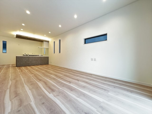 【居間・リビング】 | 志木市柏町2丁目　新築一戸建住宅　全2棟　(志木本店) | 約23帖のゆとりあるLDKは、家族が集まってもゆったりと過ごせる広さが魅力。家具を配置しても空間にゆとりを持たせやすく、家族団らんの時間をのびのびと楽しめます。