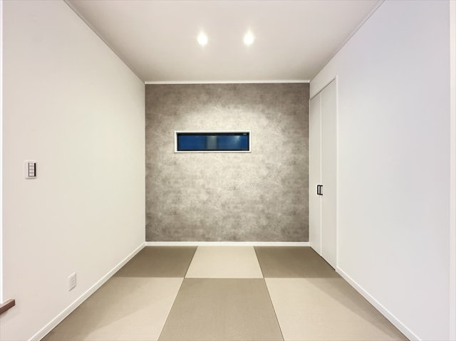 【居間・リビング】 | 志木市柏町2丁目　新築一戸建住宅　全2棟　(志木本店) | 23帖の広々としたLDKには、くつろぎスペースとして活用できるタタミコーナーを配置。お子様のお昼寝や遊び場、家事の合間の休憩スペースなど、ライフスタイルに合わせて多目的に使えるのが魅力です。