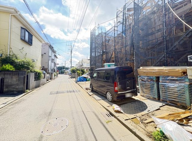 【前面道路含む現地写真】 | 志木市柏町2丁目　新築一戸建住宅　全2棟　(志木本店) | 前面道路の様子　
前面道路は交通量が少なく、落ち着いた住環境。 車の出し入れもしやすく、小さなお子さまがいるご家庭にも嬉しい住環境です。