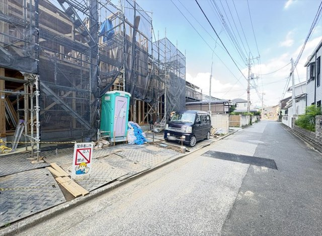 【前面道路含む現地写真】 | 志木市柏町2丁目　新築一戸建住宅　全2棟　(志木本店) | 前面道路の様子　
4.2ｍのゆとりのある前面道路に面した開放感のある立地。 周囲は住宅が建ち並ぶ穏やかな街並みで、落ち着いた暮らしを叶えます。