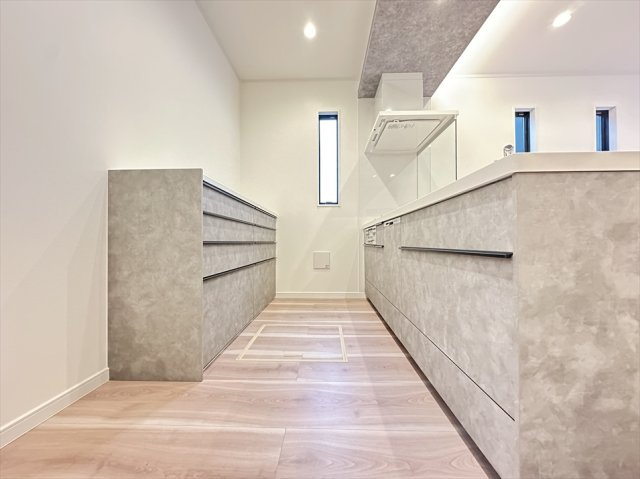 【キッチン】 | 志木市柏町2丁目　新築一戸建住宅　全2棟　(志木本店) | キッチン背面にはカップボードを設置。食器や調理家電、食品のストックなどをまとめて収納でき、作業スペースをすっきりと保ちやすいキッチンです。