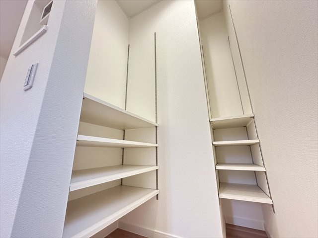 【キッチン】 | 志木市柏町2丁目　新築一戸建住宅　全2棟　(志木本店) | 左右に収納棚を備えたパントリー。棚の高さを調整できるため、食品のストックや調理器具、かさばるキッチン用品など、収納する物に合わせて整理できます。収納スペースが充実し、キッチンまわりをすっきり保てます。