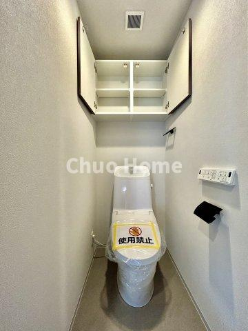 ヴィルヴィオ葛西のトイレ|【トイレ】 収納スペースをしっかりと確保した温水洗浄便座機能付きトイレ。温水洗浄便座は清潔にお使いいただくための大切なアイテムです。