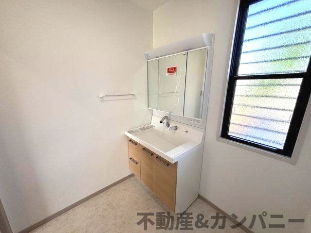 平井町の中古戸建ての独立洗面台|独立洗面台、小物を置くことができて便利です