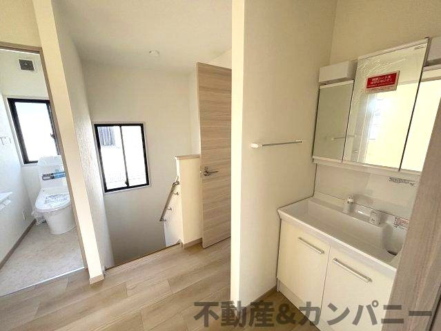 平井町の中古戸建ての独立洗面台|階段上がってすぐの場所　
２階にも独立型洗面台があります