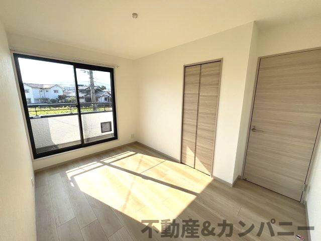 平井町の中古戸建ての洋室|明るい洋室です