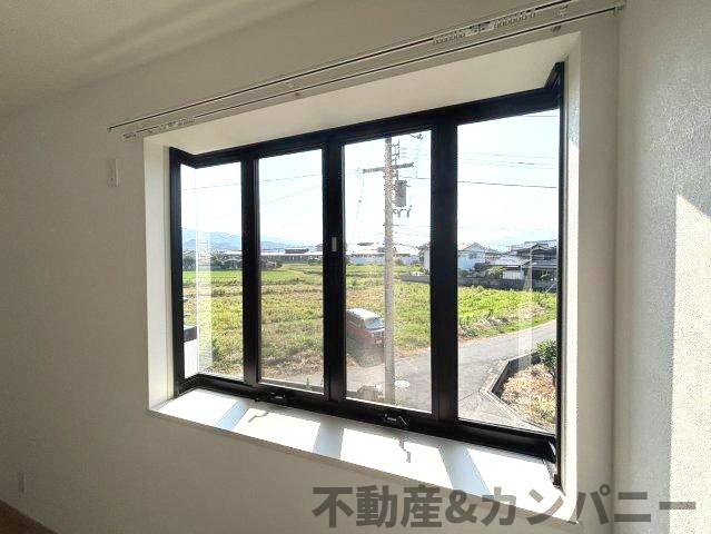 平井町の中古戸建てのその他|窓がオシャレです