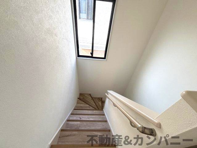平井町の中古戸建てのその他|手すり付き階段です