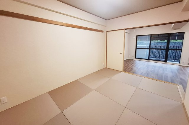アドリーム金剛の和室|和室：襖を開ければLDKとの一体利用も可能です。くつろぎ時間や客間など多用途に利用できます。