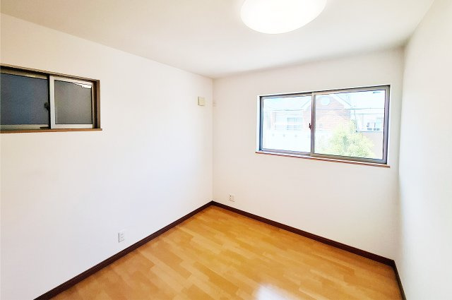 堺市中区土塔町の洋室|洋室3：2面採光で通風良好。テレワーク・趣味部屋などライフスタイルに合わせて多用途に活用可能。