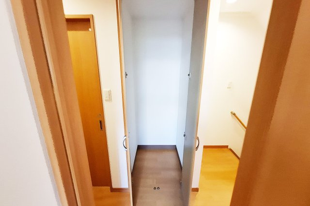 堺市中区土塔町の収納|2階廊下物入：廊下をすっきりと片付けられます。