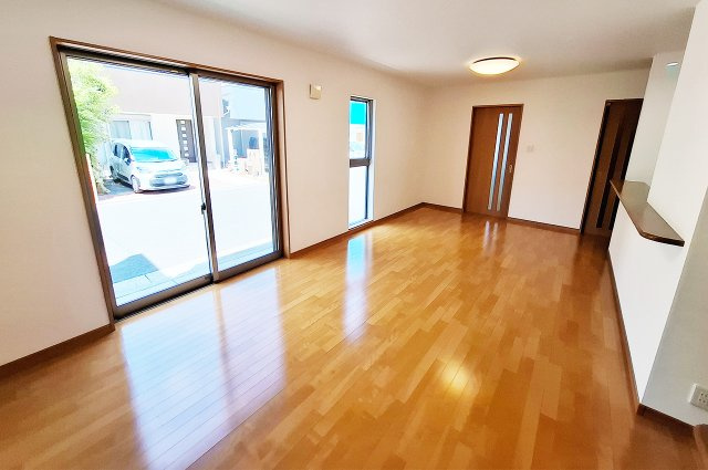 堺市中区土塔町の居間・リビング|LDK：掃き出し窓があり通風良好。くつろぎの時間を気持ちよく過ごせます。