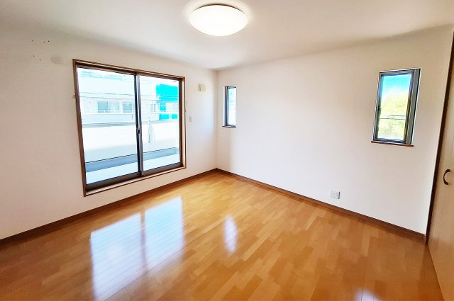 堺市中区土塔町の寝室|洋室1：バルコニーに面したお部屋です。掃き出し窓があり通風良好。