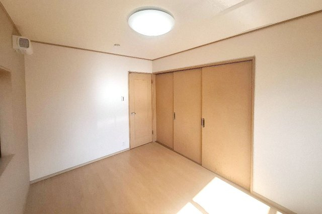 堺市北区金岡町の子供部屋|洋室約6帖もきれいにリフォーム済み。こちらもバルコニーに面した明るいお部屋です。