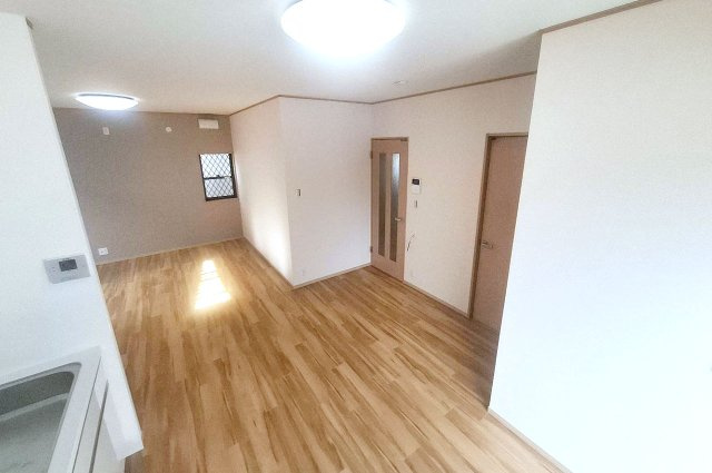 堺市北区金岡町の内装|リビングの壁一部には、アクセントクロスを施しました。
