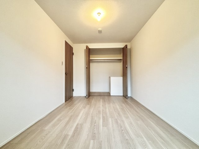新金岡参丁壱番住宅第壱八棟の洋室|落ち着いた色調の洋室です
